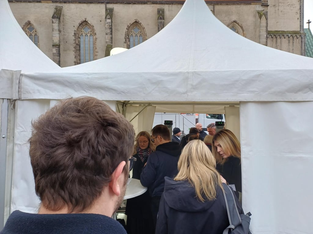 Der Gottesdienst findet unter strengen Sicherheitsauflagen statt. Besucher und Presse mussten durch eine Schleuse.&nbsp;