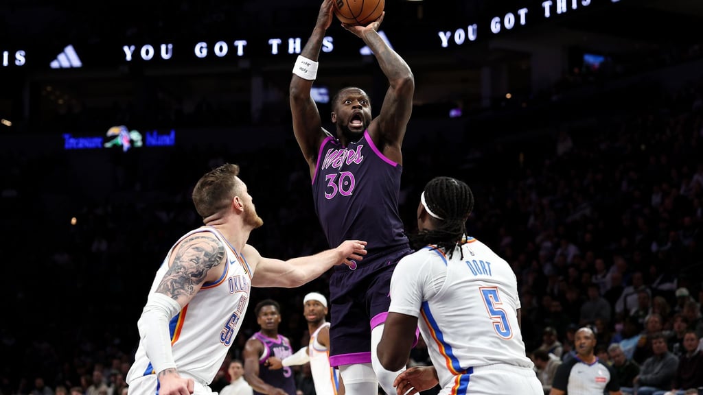 Isaiah Hartenstein (l) und die Oklahoma City Thunder hatten in Minnesota das Nachsehen.