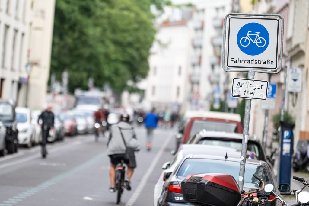 Getrennte Bereiche für Radfahrer und Autoverkehr tragen zu mehr Sicherheit bei. (Archivbild)
