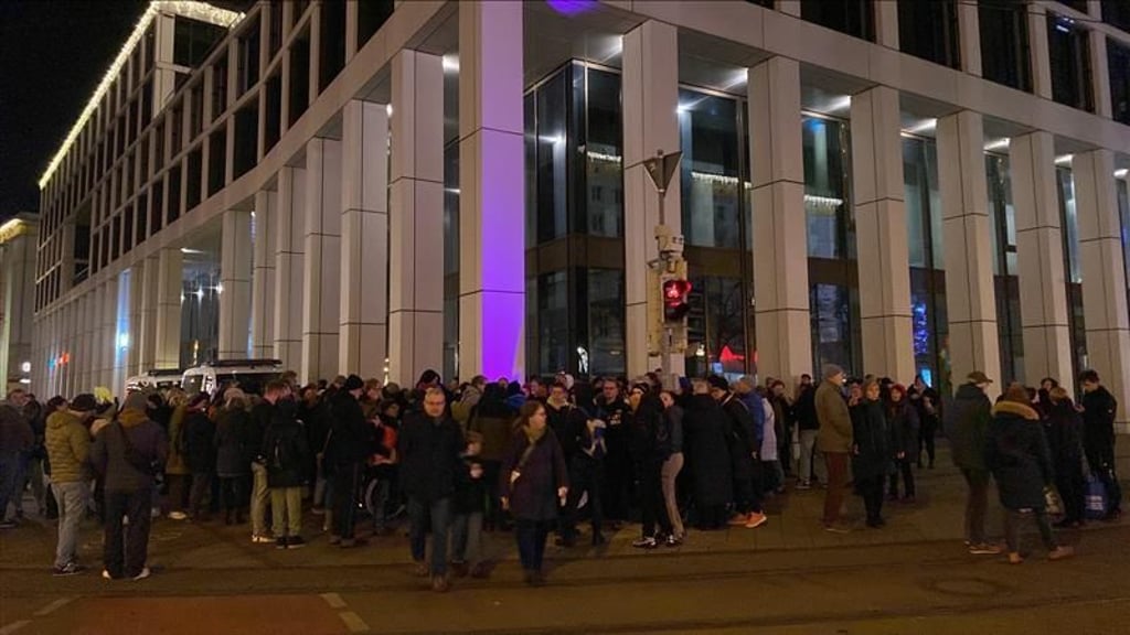 Am Blauen Bock in Magdeburg stehen die Menschen an, um eine Kerze für die Lichterkette zu erhalten.