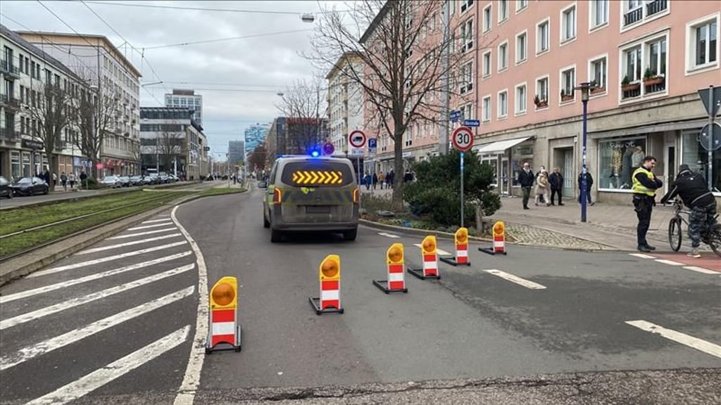 In der Innenstadt von Magdeburg, wie hier im Breiten Weg, wurden Absperrungen aufgebaut.