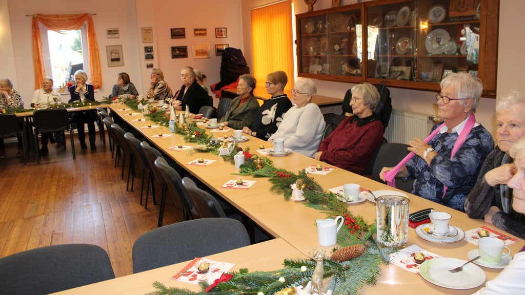 60 Senioren waren zu dem vorweihnachtlichen Nachmittag gekommen.