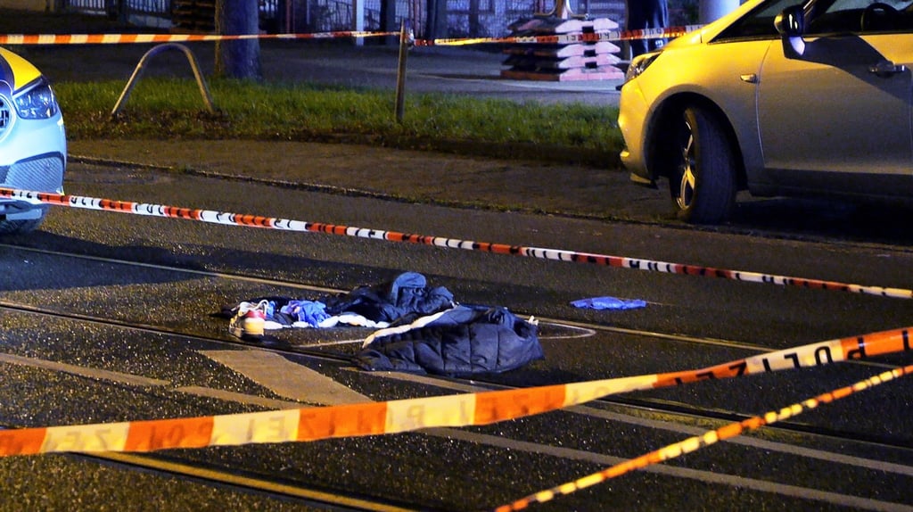 Kleidung und Schuhe liegen an der abgesperrten Unfallstelle im Stadtteil Hastedt auf den Gleisen.