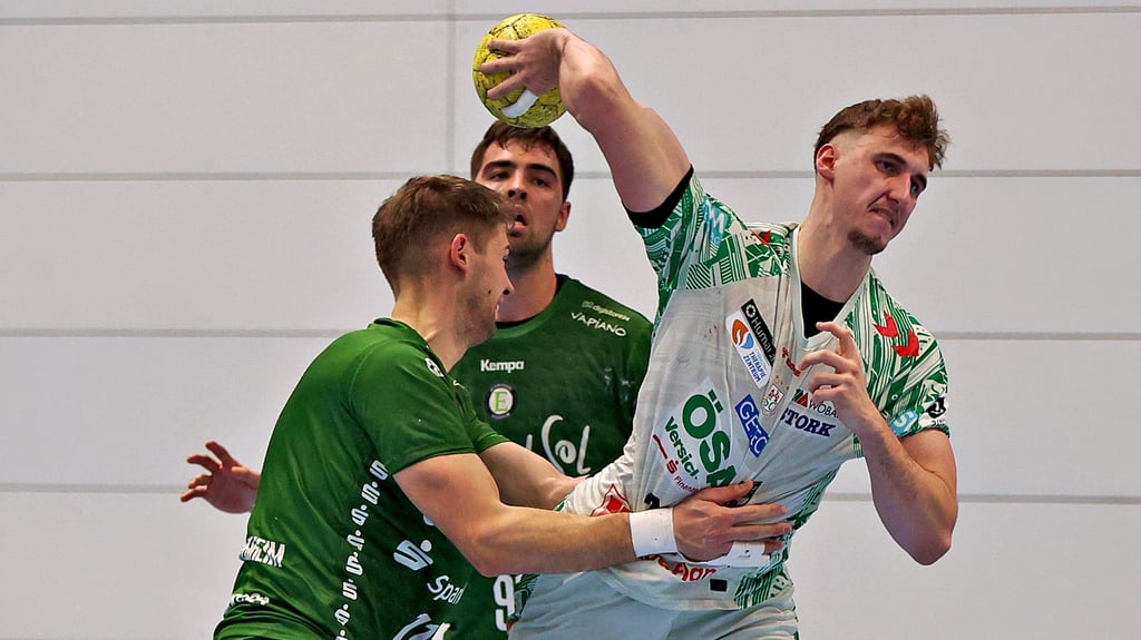 Phileas Daniel (im Wurf/gegen Philipp Wäger) hat mit den Youngsters den neunten Saisonsieg verpasst.