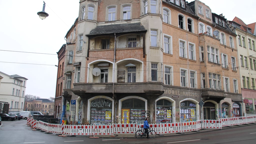 Das Brandhaus in der Großen Steinstraße 34 ist noch immer von Warnbaken umstellt. Der Gehweg ist nach wie vor gesperrt. 