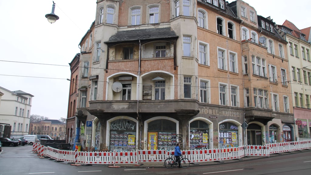 Das Brandhaus in der Großen Steinstraße 34 in Halle ist noch immer von Warnbaken umstellt. Der Gehweg ist nach wie vor gesperrt. Denn Stadt und eigentümer liegen im Streit.&nbsp;