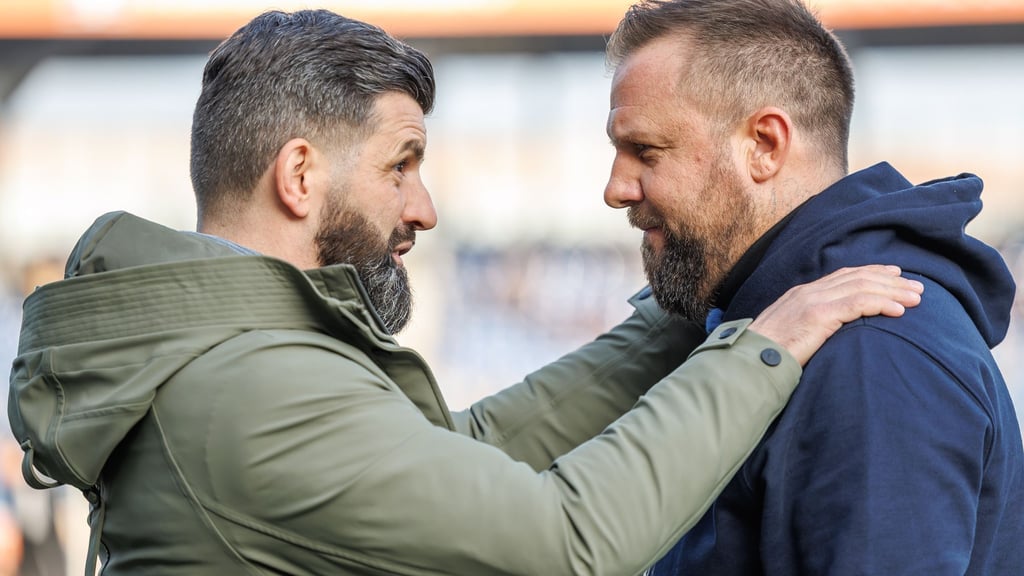 Trainerkollegen: Miron Muslic (l) von Schalke 04 und Heiner Backhaus von Eintracht Braunschweig.