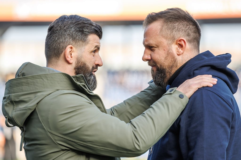 Trainerkollegen: Miron Muslic (l) von Schalke 04 und Heiner Backhaus von Eintracht Braunschweig.