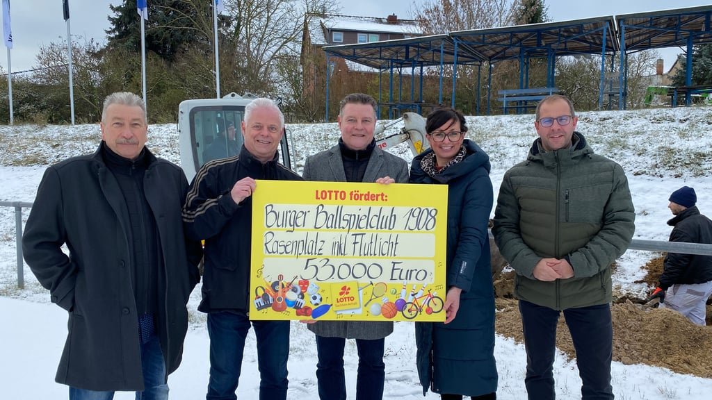 Lotto übergab einen Spendenbescheid für die Flutlichtanlage am Sportplatz des BBC. Auf dem Foto zu sehen sind (v.l.n.r.) die BBC-Vorstandsmitglieder Klaus-Peter Weihrauch und Dr. Henning Preisler, Burgs Stadtratsvorsitzender Markus Kurze (CDU), Lotto-Vertreterin Melanie Mätzel und Bürgermeister Philipp Stark (parteilos).