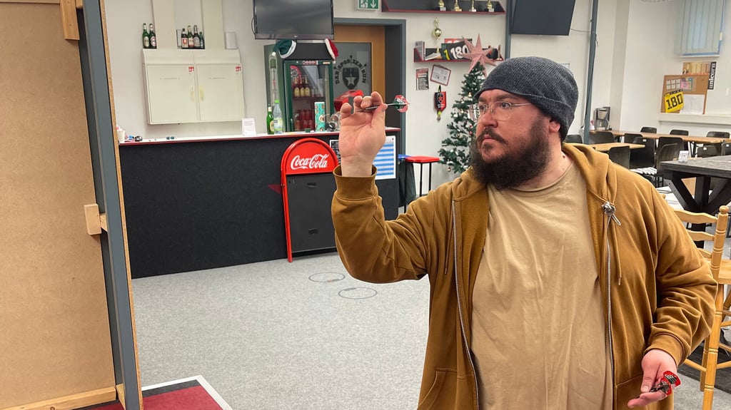 Ben Güte ist einer von vier Abteilungsleitern bei den Dartern des Roten Stern Halle.