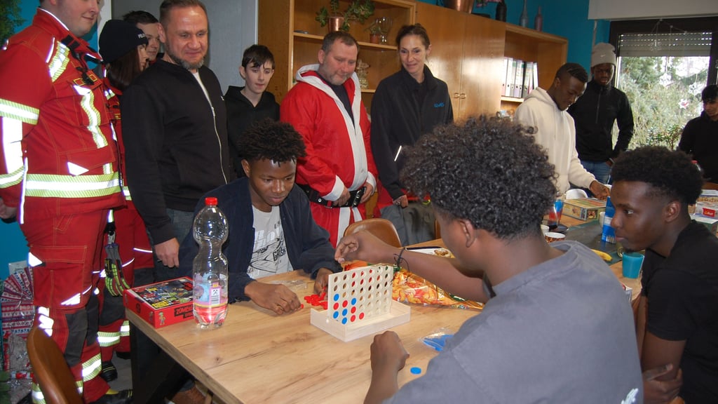 Die Freiwillige Feuerwehr Deuben schenkte der Jugendwohneinrichtung der Zukunftswerkstatt Mitteldeutschland in Hohenmölsen zahlreiche Spiele, die die jungen Bewohner auch gleich ausprobiert haben.