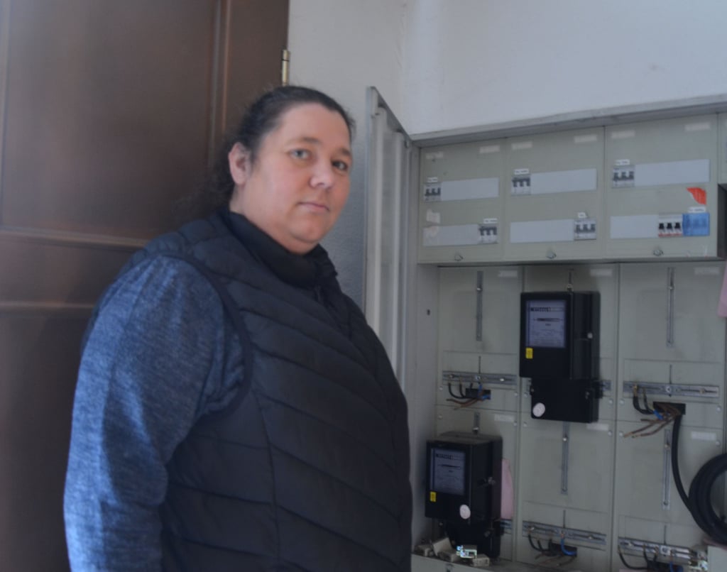 Cynthia Schilling verwaltet ein Mehrfamilienhaus in Oschersleben. Über Monate muss sie auf den Einbau von vier Stromzählern warten. 