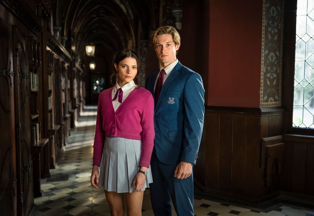 Harriet Herbig-Matten als Ruby Bell und Damian Hardung als James Beaufort bei den Dreharbeiten zu „Maxton Hall“. Die Dreharbeiten für die dritte Staffel der auf Schloss Marienburg spielenden Serie wurden in diesem Jahr beendet. (Archivbild)