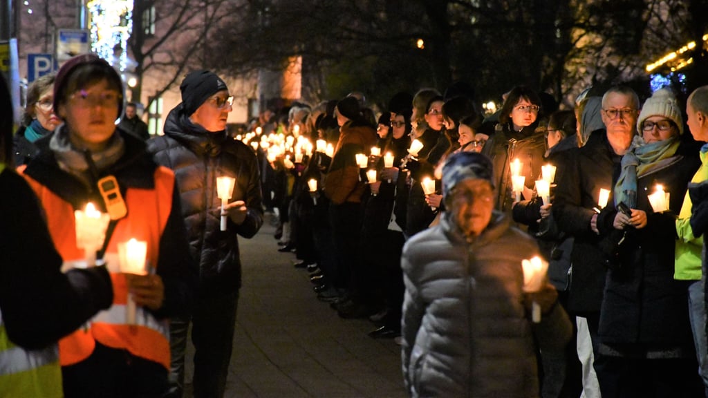 Zum Jahrestag des Anschlags auf den Weihnachtsmarkt haben Tausende Magdeburger eine Lichterkette um den Alten Markt herum gebildet.