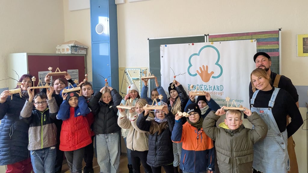 Stolz präsentieren die Kinder ihre Holzarbeiten.