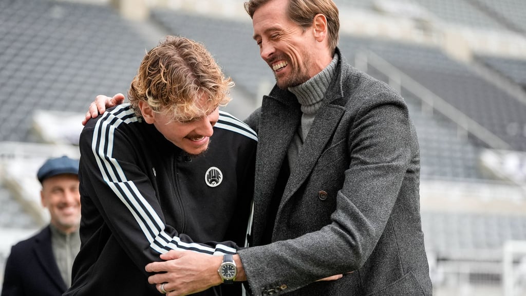 „Crouchy“ trifft „Crouchy“: Nick Woltemade und Ex-Stürmerstar Peter Crouch verstanden sich beim ersten Aufeinandertreffen blendend.