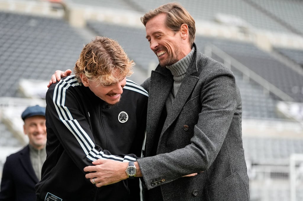 „Crouchy“ trifft „Crouchy“: Nick Woltemade und Ex-Stürmerstar Peter Crouch verstanden sich beim ersten Aufeinandertreffen blendend.