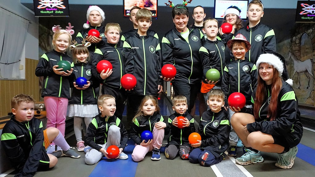 Nicht ohne ihre Kegelkinder: Cathrin Metze inmitten ihrer Schützlinge beim Weihnachtskegeln im Gasthof Zahn.