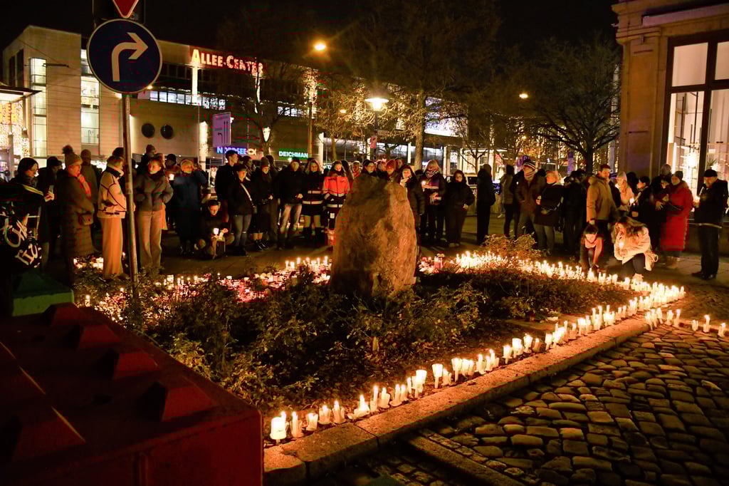 Am Gedenkstein für die Opfer des Anschlags in Magdeburg wurden am Samstagabend zahlreiche Kerzen aufgestellt.