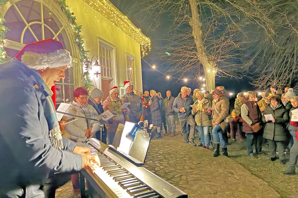 Wieder gut besucht: das Weihnachtssingen  im Schlosspark von  Möckern.