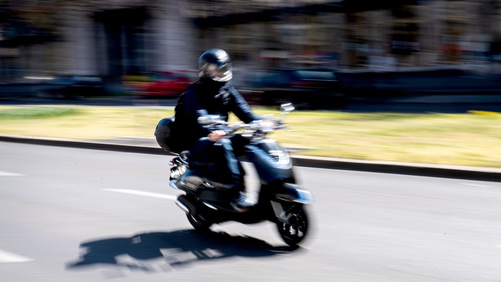 Der Mann war auf einem Roller unterwegs.
