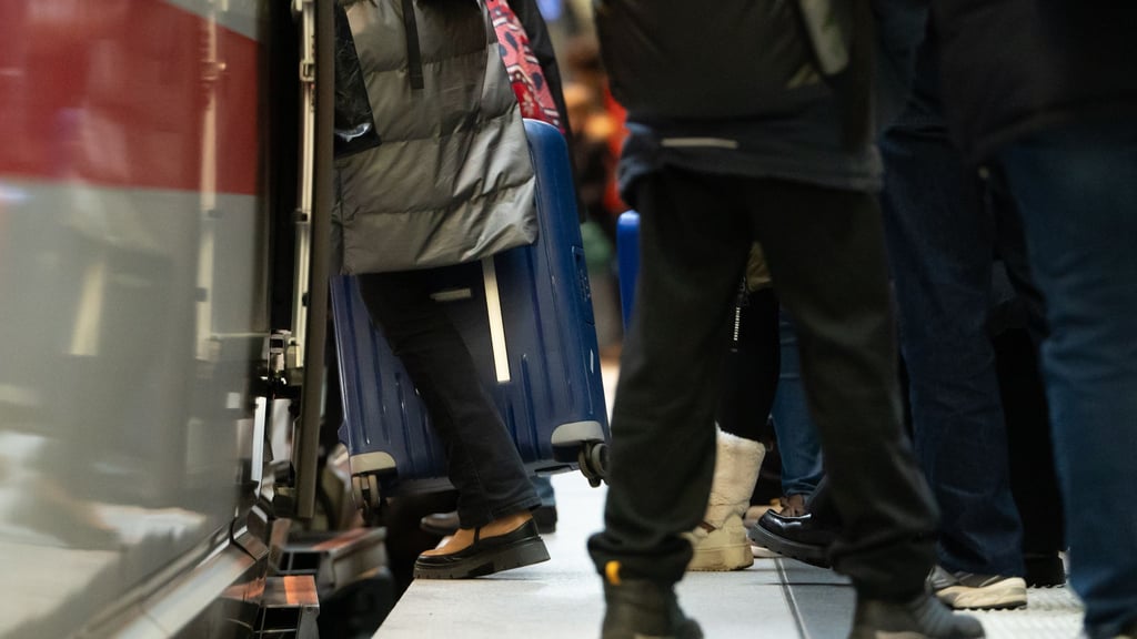 Über die Feiertage verreisen viele Menschen mit der Bahn. (Archivbild)