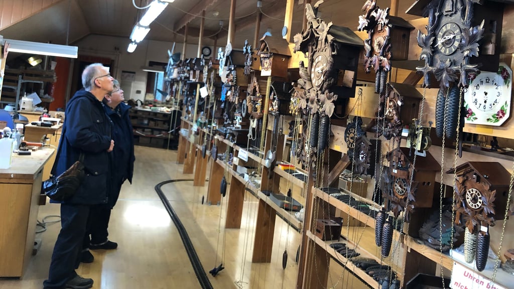 Besucher des Harzer Uhrenmuseums in Gernrode erfreuen sich an den hier ausgestellten Kuckucksuhren.