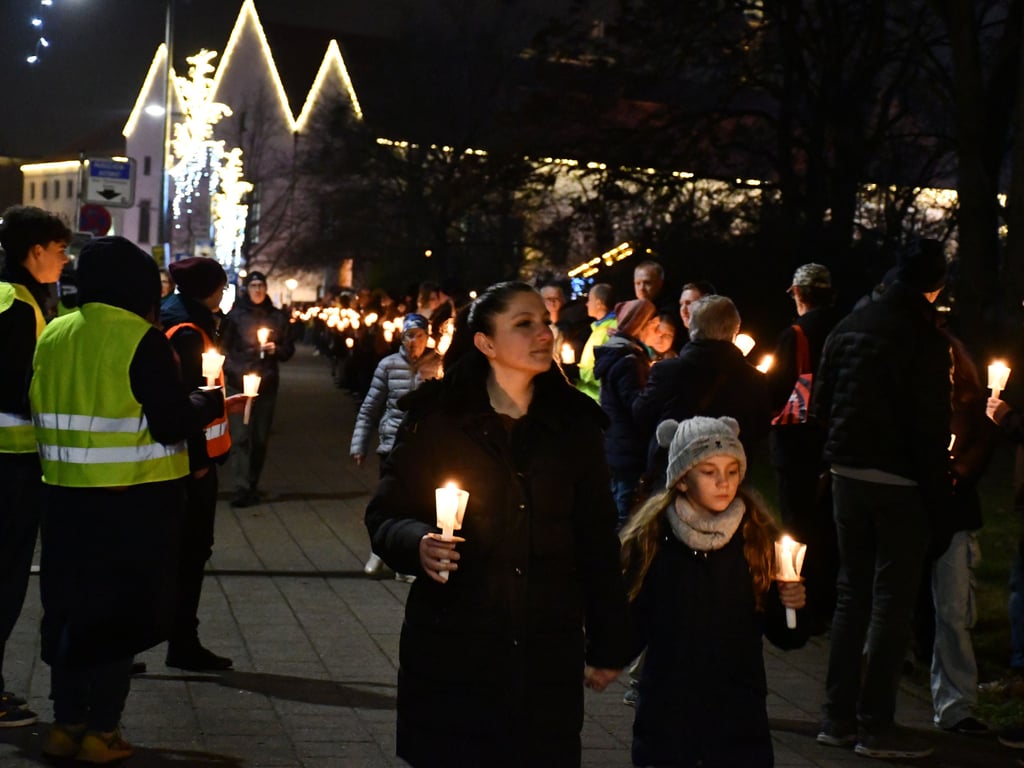 Mehrere tausend Menschen gedachten am Jahrestag des Anschlags um 19.02 der Opfer des Anschlags auf den Weihnachtsmarkt.