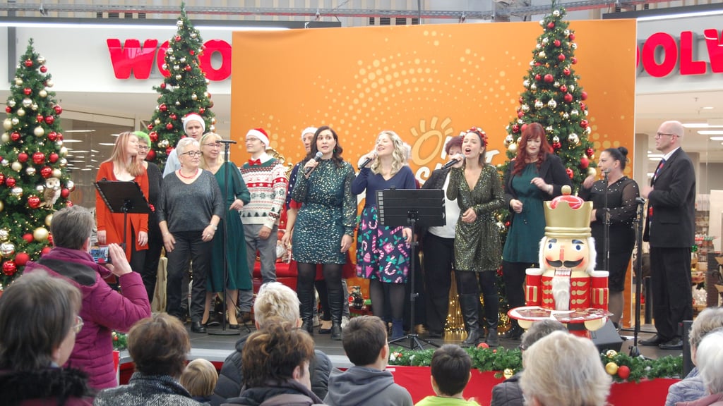 Die Sängerinnen und Sänger des Weißenfelser Vereins „music art“ begeisterten das Publikum mit weihnachtlichen Liedern.