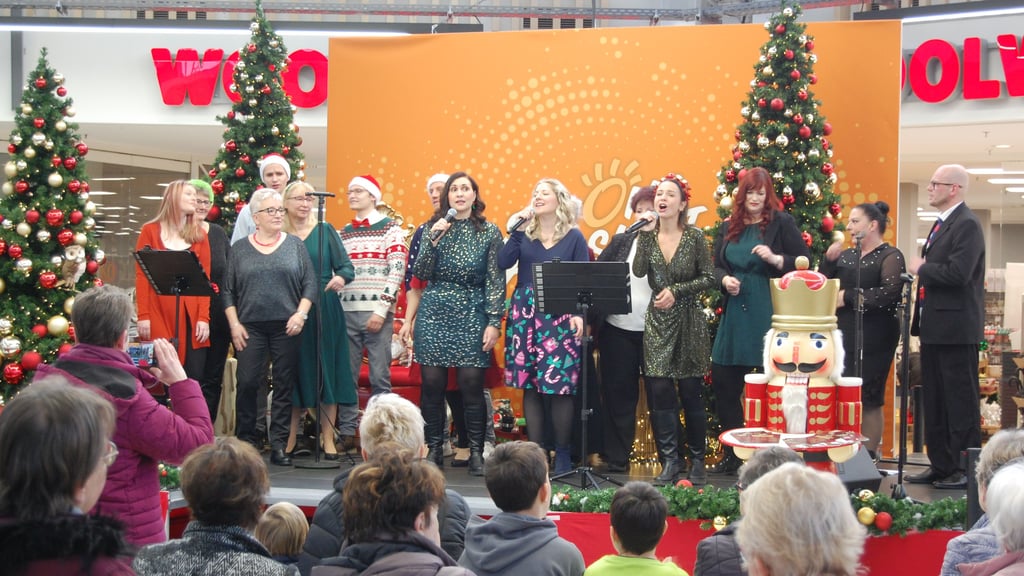 Die Sängerinnen und Sänger des Weißenfelser Vereins „music art“ begeisterten das Publikum mit weihnachtlichen Liedern.