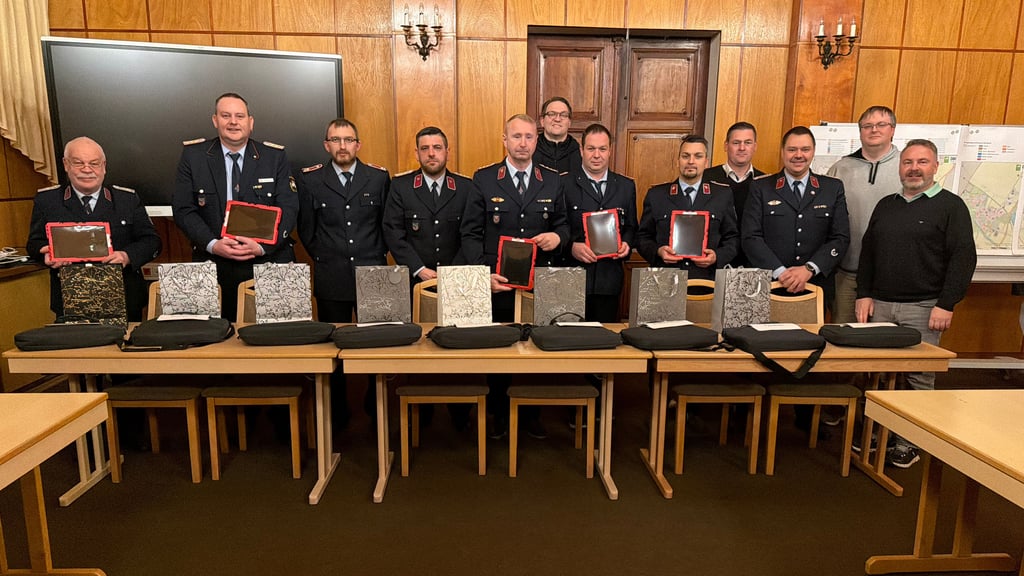 Der Verbandsgemeinde-Bürgermeister Michael Stöhr (r.) und der Systemadministrator Markus Bohne (4.v.r.) überreichten den Leitern der acht Ortswehren der Egelner Mulde im Sitzungsraum des Egelner Rathauses die speziell auf die Bedürfnisse der Wehren konfigurierten neuen iPads.