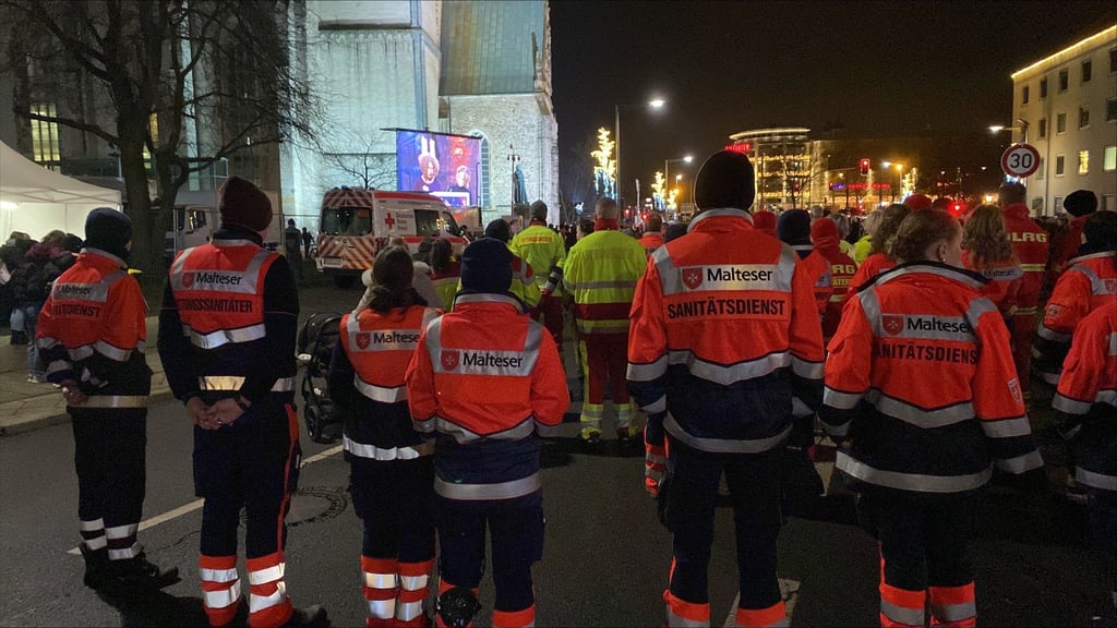 Vor der Magdeburger Johanniskirche hörten auch zahlreiche Helfer den Reden im Gotteshaus zu.