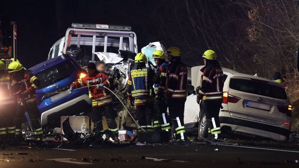 Auf der Bundesstraße 2 in Mittelfranken gab es einen schweren Verkehrsunfall.