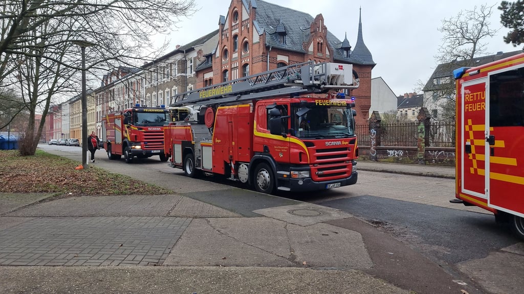 Die Feuerwehr war unter anderem mit einer Drehleiter im Einsatz.