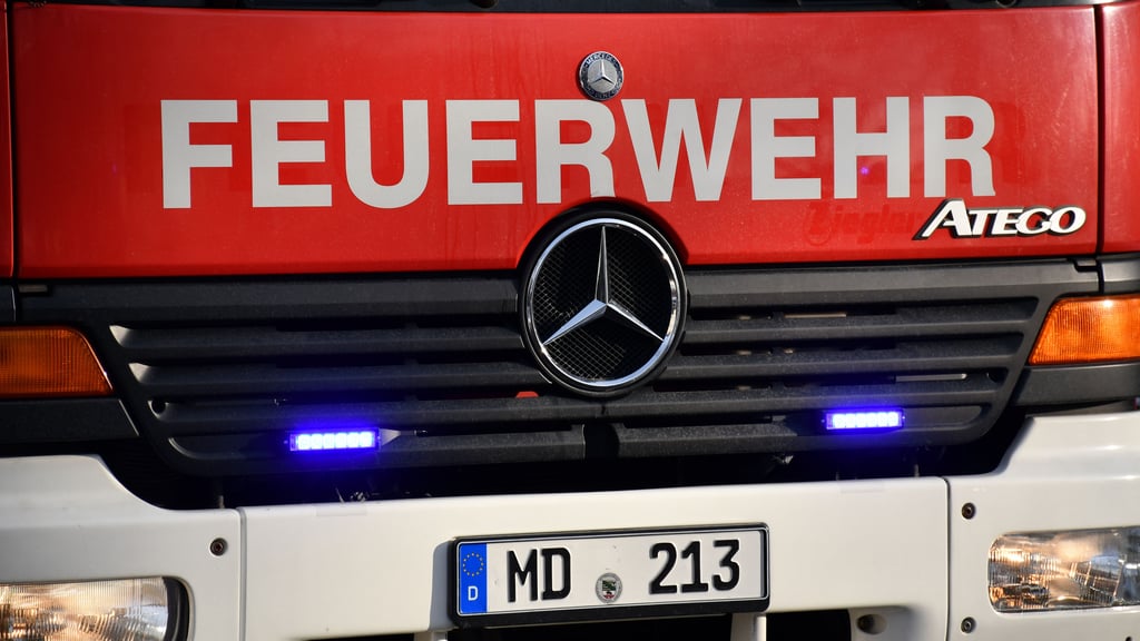 Die Magdeburger Feuerwehr löschte den Brand auf einem Balkon.