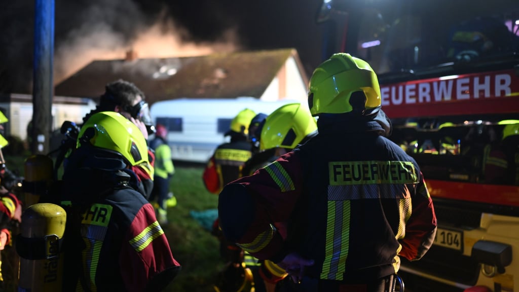 Bei einem Brand in Ostfriesland wurden vier Menschen verletzt.
