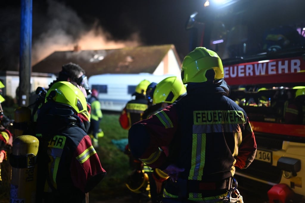 Bei einem Brand in Ostfriesland wurden vier Menschen verletzt.