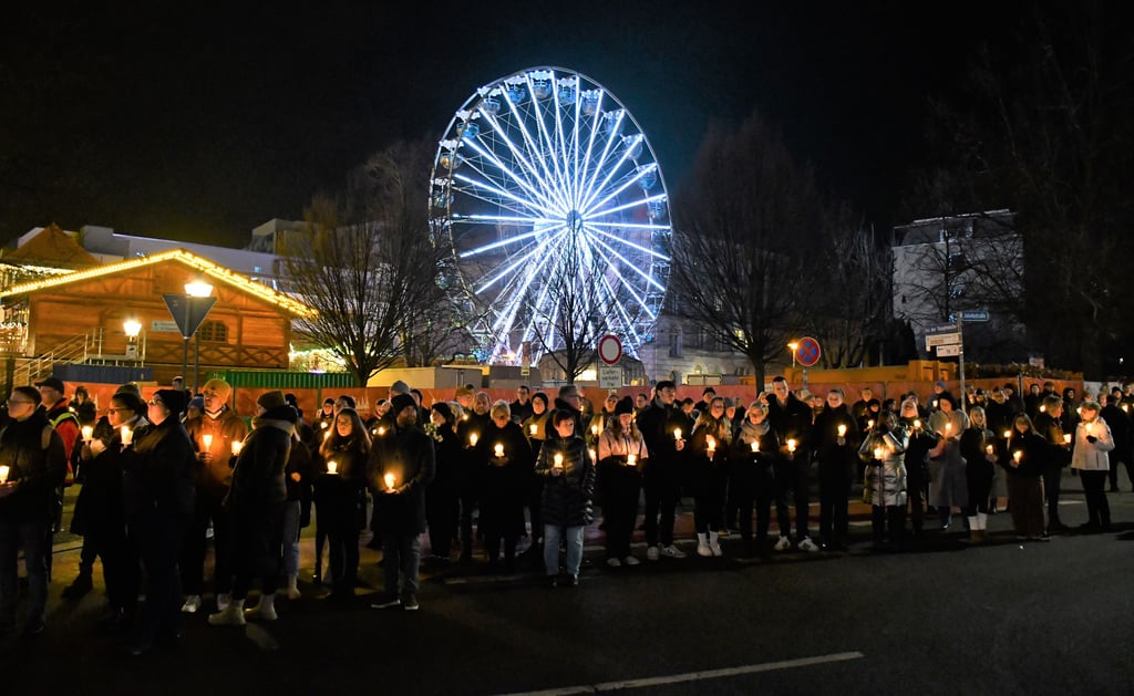 Blick auf die Lichterkette zum Jahrestag des Anschlags auf den Weihnachtsmarkt in Magdeburg.