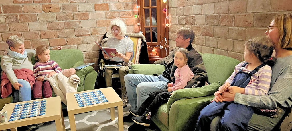 Eine Premiere beim Weihnachtsbasar in Garz: Die Neu-Garzerin Nicole Kleine las im Keller der Havelhöfe Kindern und Erwachsenen Weihnachtsgeschichten vor. Zuerst kam eine Geschichte mit Pippi Langstrumpf an die Reihe.