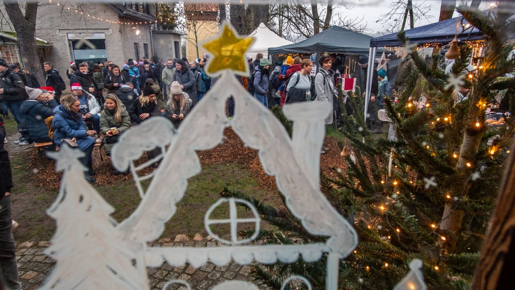 Ansprechende Fenstergestaltung am „Krug zum grünen Kranze“.