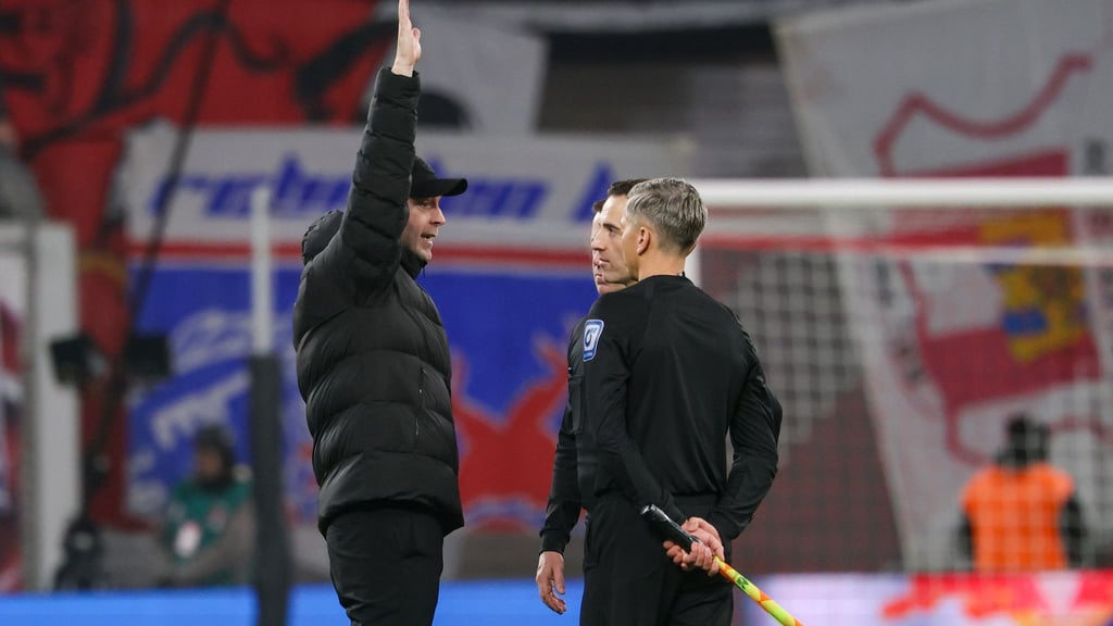 Trainer Ole Werner (RB Leipzig) diskutiert mit dem Schiedsrichterteam um Schiedsrichter Benjamin Brand.