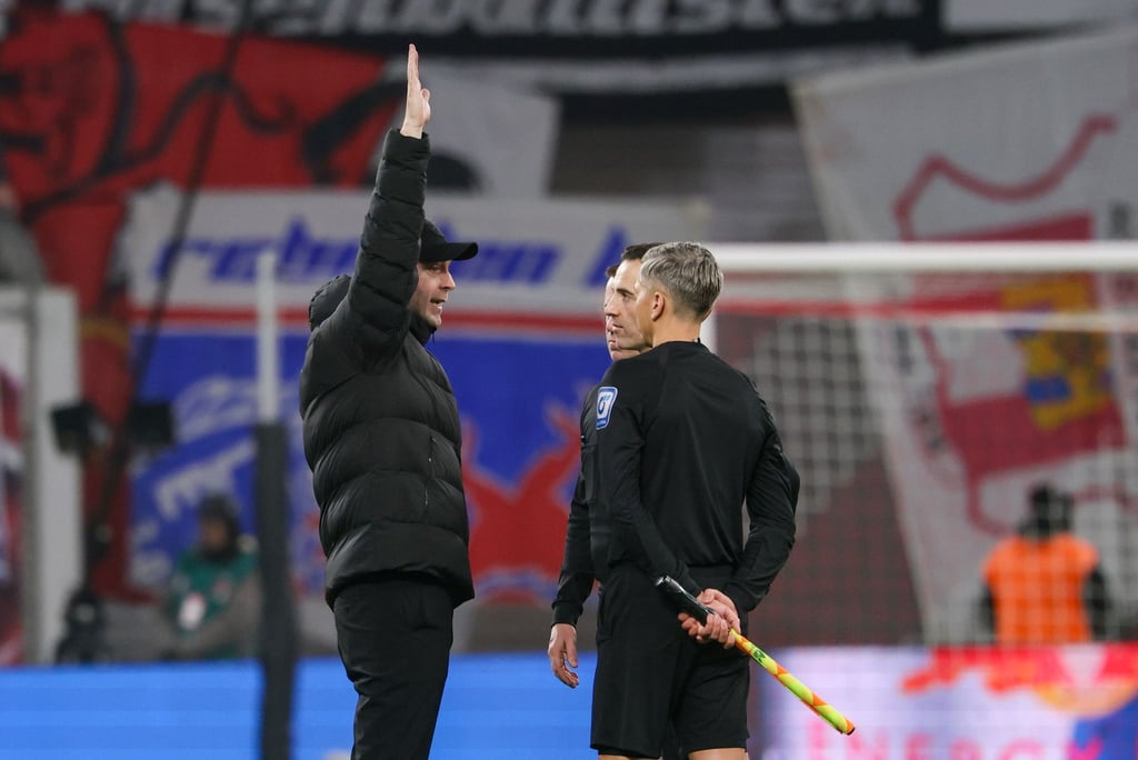 Trainer Ole Werner (RB Leipzig) diskutiert mit dem Schiedsrichterteam um Schiedsrichter Benjamin Brand.