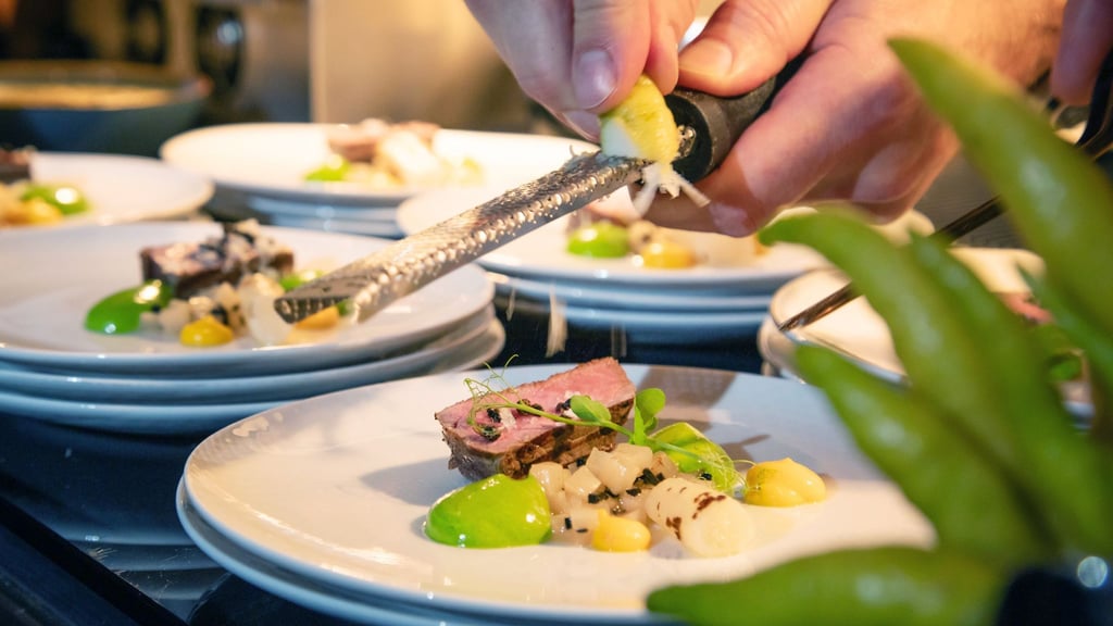 Um den Teller zusätzlich zu dekorieren, funktionieren Zitronenzesten wunderbar. Es können aber auch gehackte Nüsse, gehobelter Parmesan, grobes Meersalz oder gemahlener Pfeffer sein.