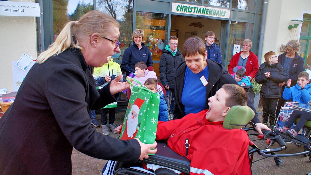 Im Julianenhof bei Havelberg freute sich Benny riesig über sein Geschenk, das ihm Andrea Albrecht übergab. Am Vortag hatte er schon zu seinem  15. Geburtstag Geschenke erhalten. Nun erfüllte sich  sein Weihnachtswunsch.
