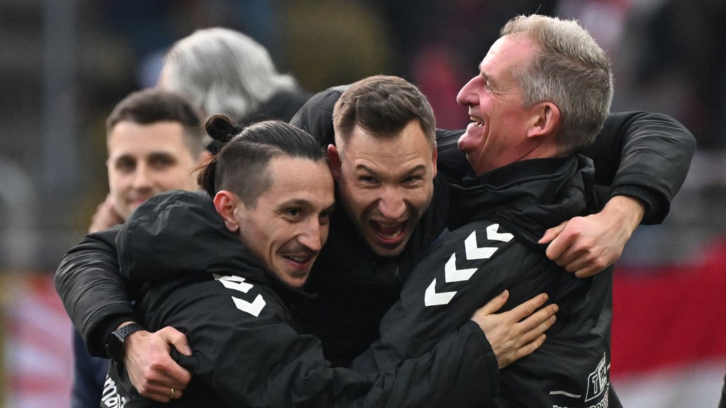 Baris Atik (v. l.), Pascal Ibold und Petrik Sander bejubeln in Kaiserslautern den dritten Sieg aus den vergangenen vier Spielen.