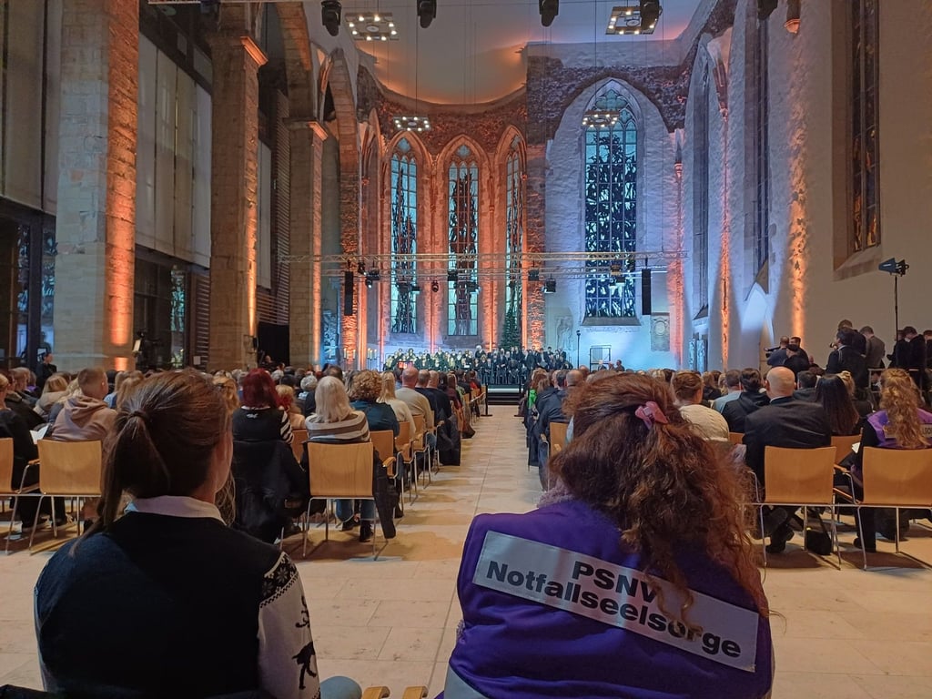 Mehr 420 Gäste verfolgten die zentrale Gedenkstunde der Stadt in der Johanniskirche - darunter viele Betroffene und Helfer.