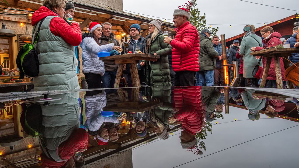 Freunde aus Mühlhausen starten bei Peter Draht zu „Advent in den Weinbergen“.