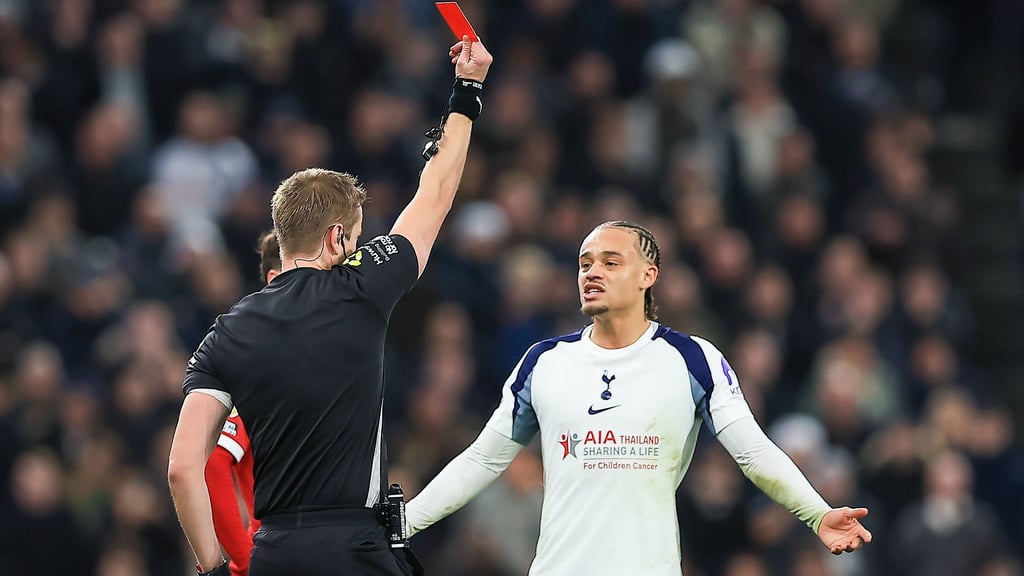 Xavi Simons bekommt die Rote Karte.