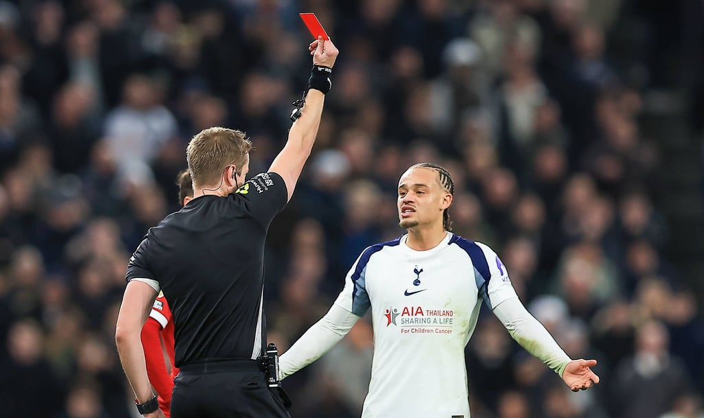 Xavi Simons bekommt die Rote Karte.