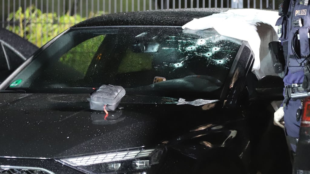 Durch die Windschutzscheibe wurden Schüsse auf einen Mann abgegeben.